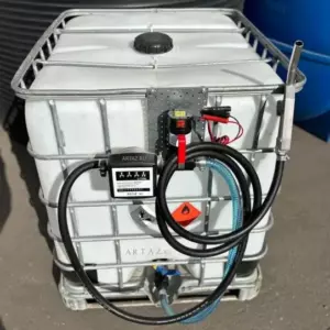 Мини АЗС для ДТ 1000L 12V 40 л/м еврокуб металл-пластиковый поддон, мех. счетчик, ручной пистолет, шланг 4 м.